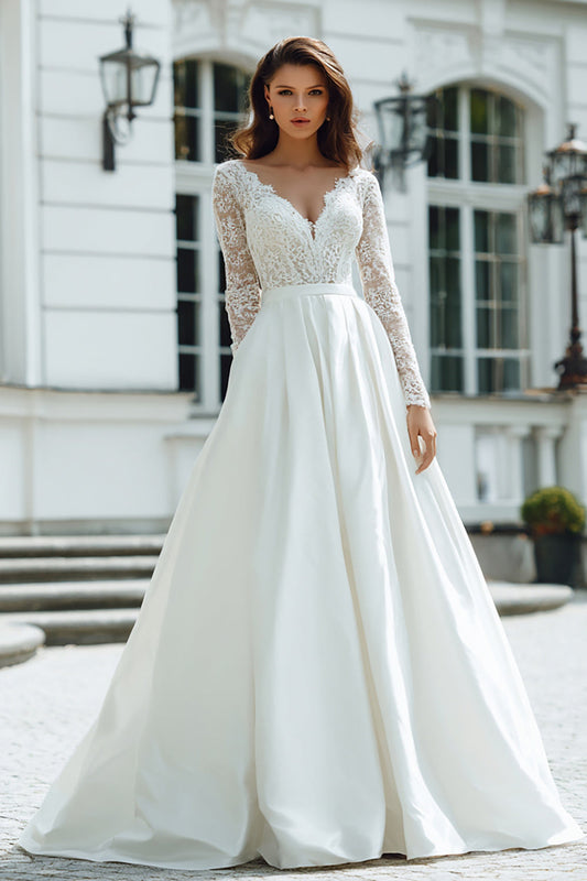 Robe de mariée évasée en dentelle ivoire à manches longues et col en V