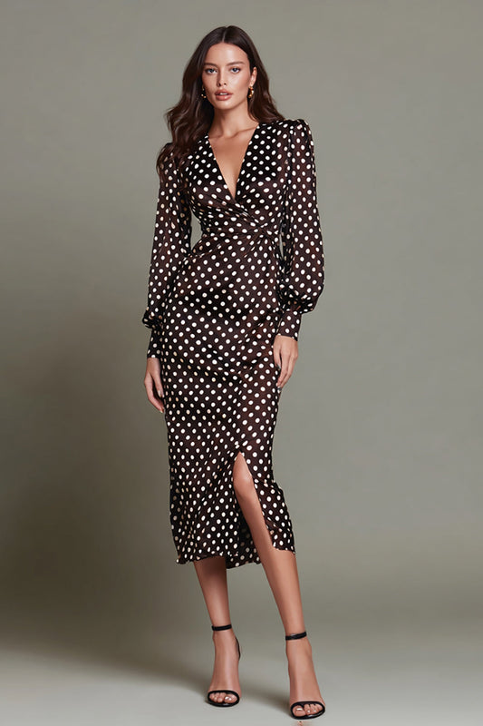 Robe de soirée moulante col en V marron foncé à pois blancs avec fente