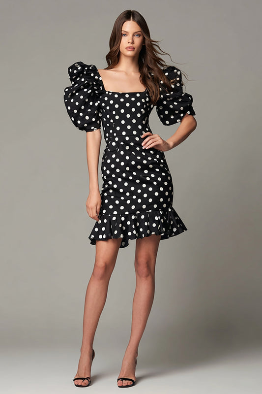 Robe courte à pois en satin noir et blanc à encolure carrée avec volants