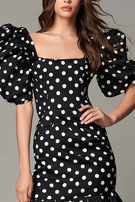 Robe courte à pois en satin noir et blanc à encolure carrée avec volants