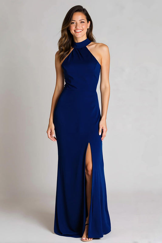 Robe longue de cérémonie en satin bleu marine, coupe fourreau, col montant, avec fente.