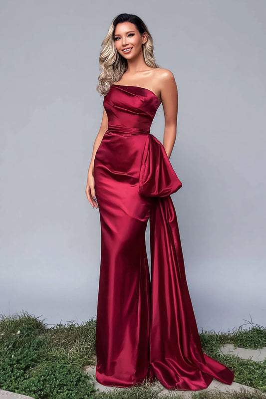 Vestido largo formal de satén burdeos sin tirantes con frunces y capa lateral