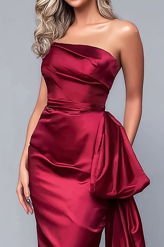 Vestido largo formal de satén burdeos sin tirantes con frunces y capa lateral