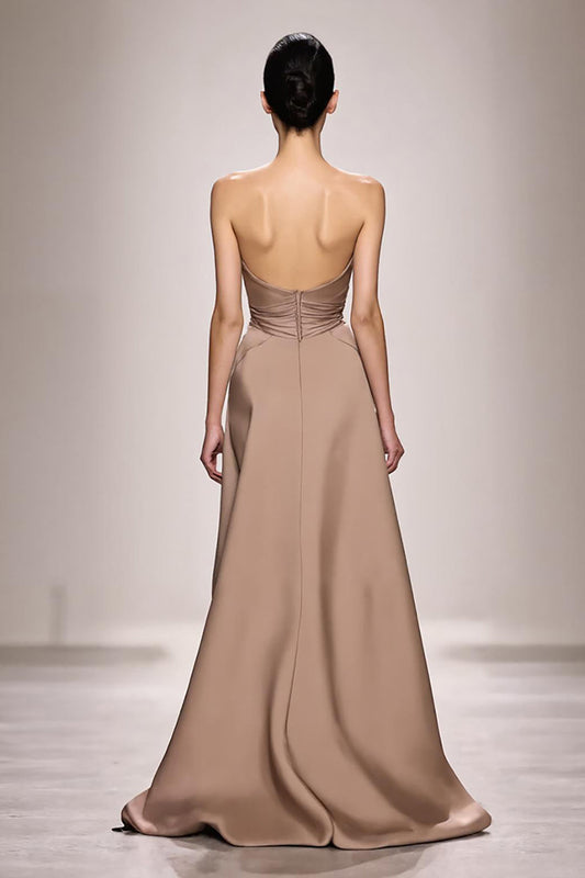 Robe de soirée longue fendue en satin froncé sans bretelles couleur champagne