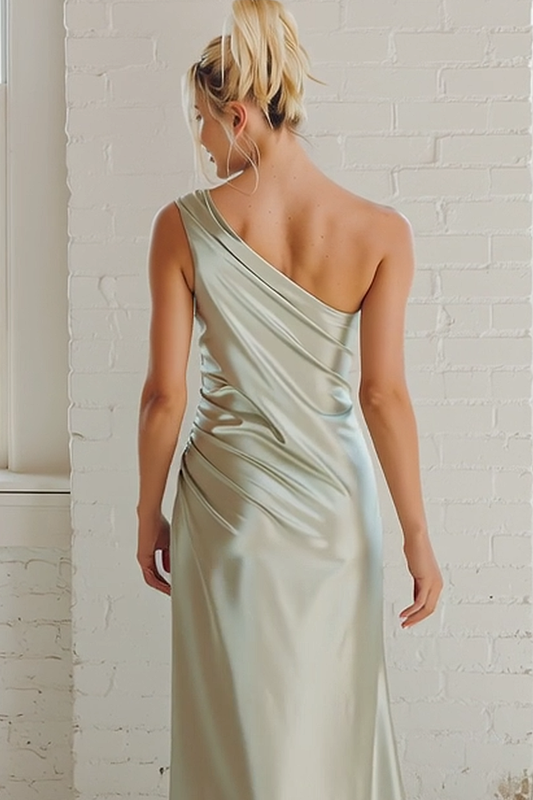 Robe longue de demoiselle d'honneur à fourreau en satin vert sauge poussiéreux, à ruché, et une épaule dénudée