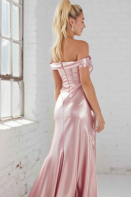 Robe de demoiselle d'honneur longue en satin rose gaine drapée épaules dénudées