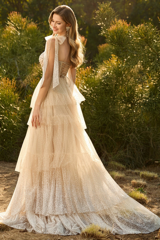 Robe de bal longue en champagne avec corset, coupe trapèze, volants et perles, dos lacé