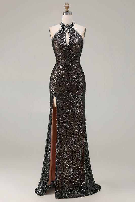 Robe de soirée longue sirène scintillante noire à licou, avec perles, paillettes, découpe en trou de serrure et fente.