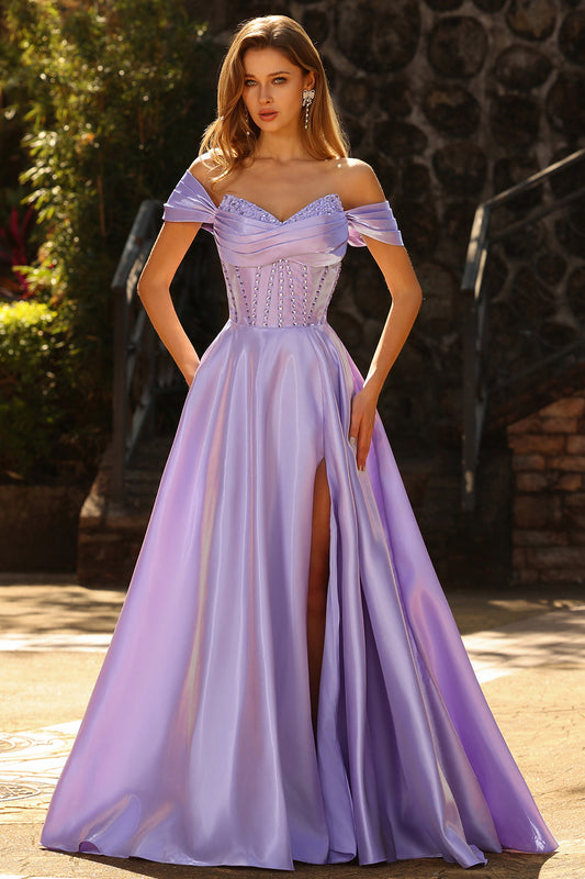 Robe de bal longue violette en satin coupe trapèze, perlée, avec fente et épaules dénudées