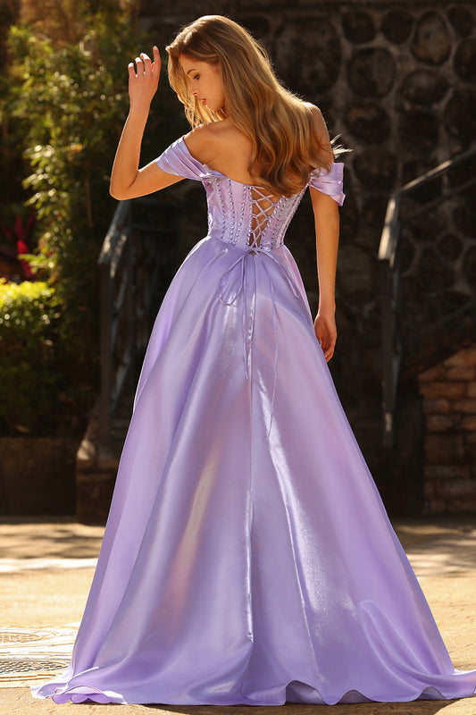 Robe de bal longue violette en satin coupe trapèze, perlée, avec fente et épaules dénudées