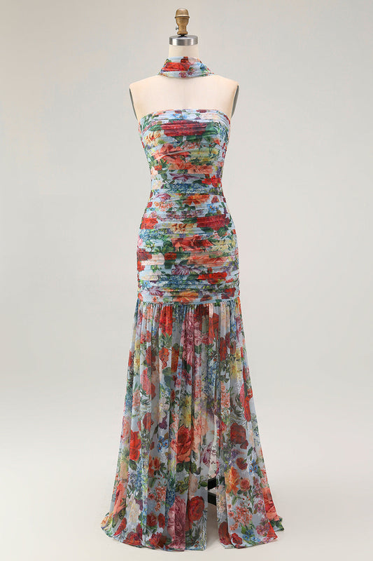 Robe de soirée froncée avec fente, bustier bleu à fleurs rouges et écharpe.