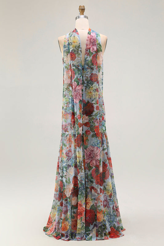 Robe de soirée froncée avec fente, bustier bleu à fleurs rouges et écharpe.