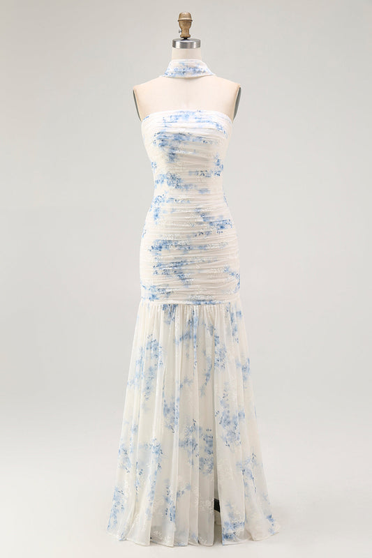Robe fourreau sans bretelles en velours brûlé, motif floral blanc et bleu, avec fente, idéale pour une invitée de mariage.