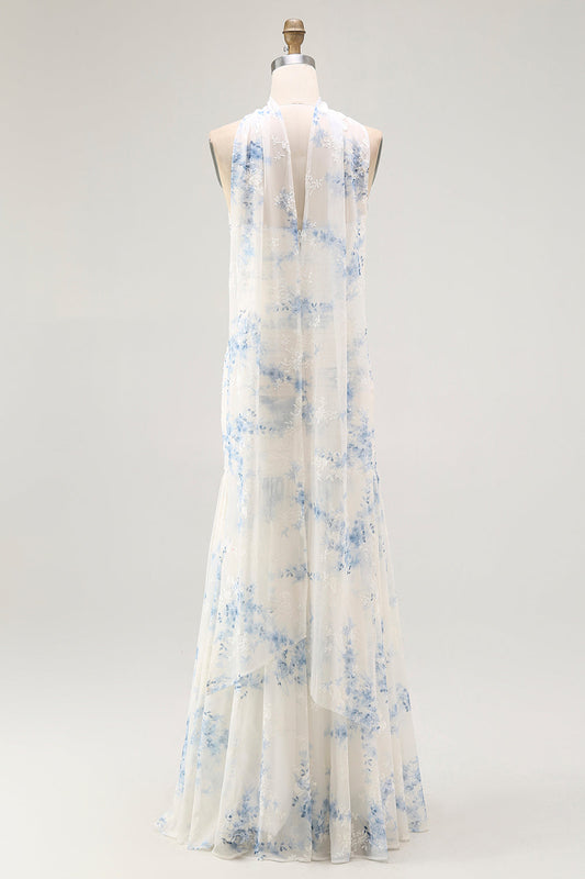 Robe fourreau sans bretelles en velours brûlé, motif floral blanc et bleu, avec fente, idéale pour une invitée de mariage.