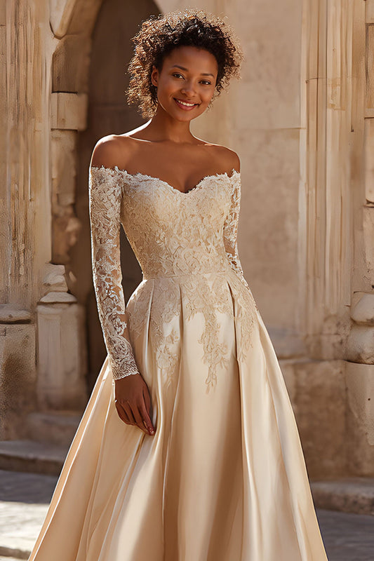 Robe de mariée princesse en satin champagne avec épaules dénudées, traîne balais et dentelle