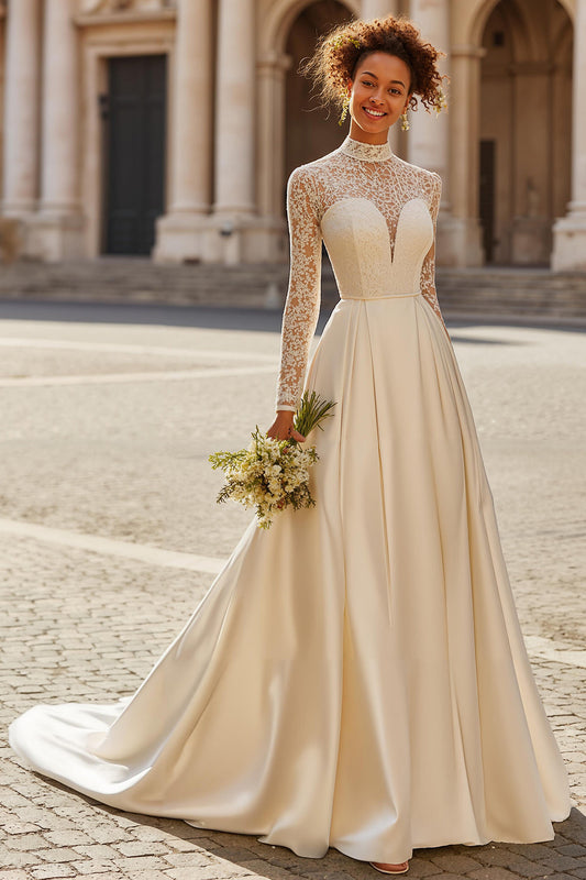Robe de mariée vintage ivoire à col haut, coupe trapèze, traîne balayée et manches