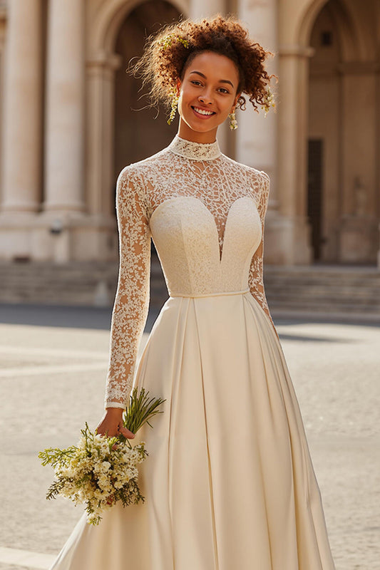 Robe de mariée vintage ivoire à col haut, coupe trapèze, traîne balayée et manches