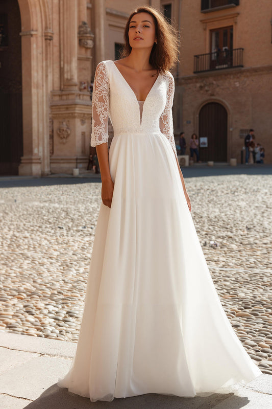 Robe de mariée longue ivoire à manches, col en V et coupe évasée