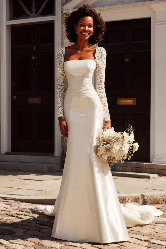 Robe de mariée sirène blanche en satin, col bateau, manches longues, appliquées, traîne brosse.
