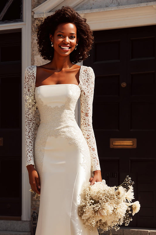 Robe de mariée sirène blanche en satin, col bateau, manches longues, appliquées, traîne brosse.