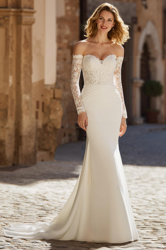 Robe de mariée sirène ivoire en dentelle à encolure cœur et traîne chapelle
