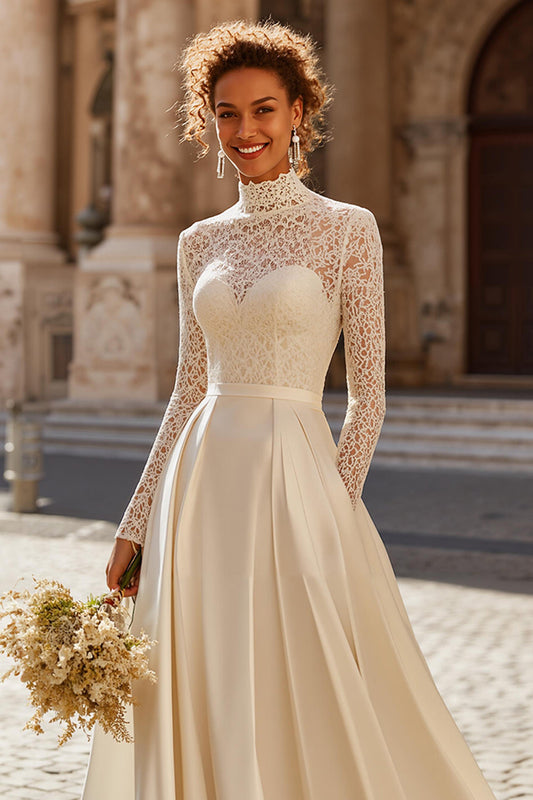 Robe de mariée ivoire trapèze avec appliqués de dentelle, col montant et traîne chapel