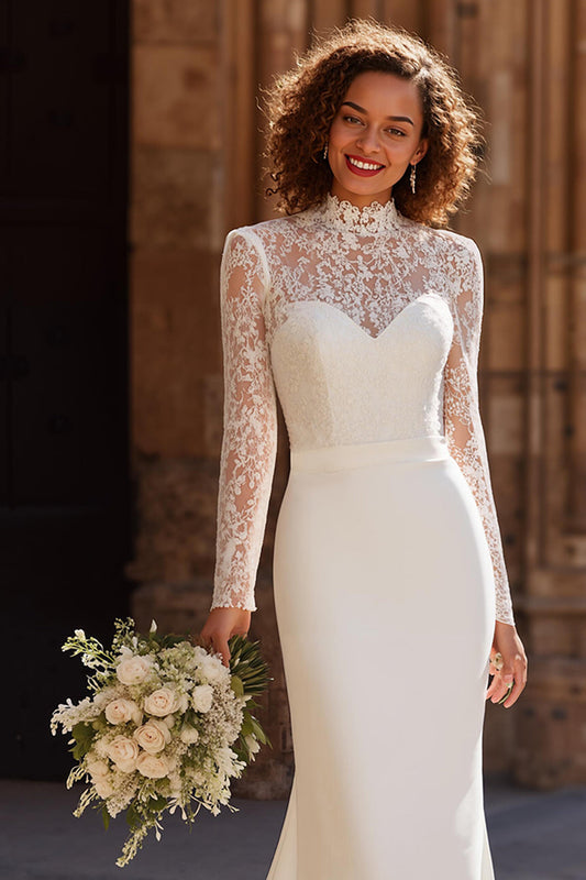 Robe de mariée sirène ivoire à col montant avec appliques en dentelle et traîne balayée