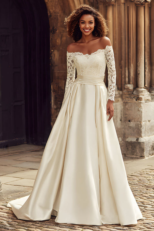 Robe de mariée trapèze en dentelle ivoire à appliques, avec épaules dénudées et traîne balayante