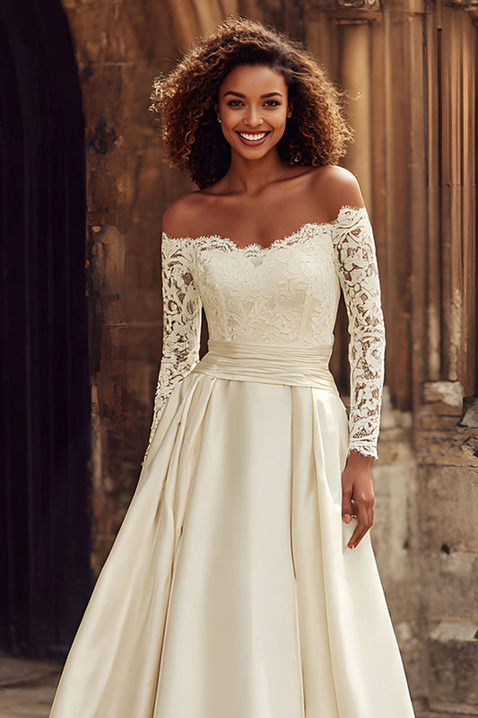 Robe de mariée trapèze en dentelle ivoire à appliques, avec épaules dénudées et traîne balayante