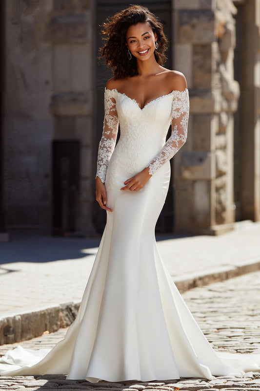 Robe de mariée sirène en dentelle blanche appliquée, col en V et traîne balayée