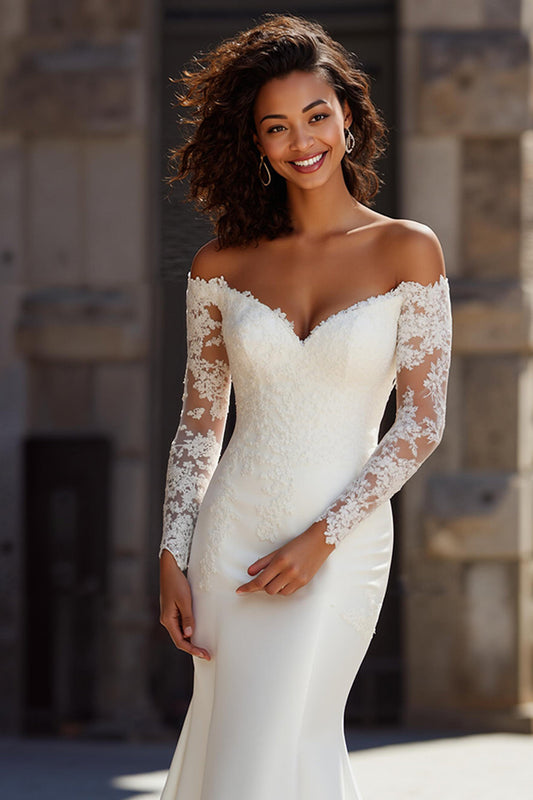 Robe de mariée sirène en dentelle blanche appliquée, col en V et traîne balayée