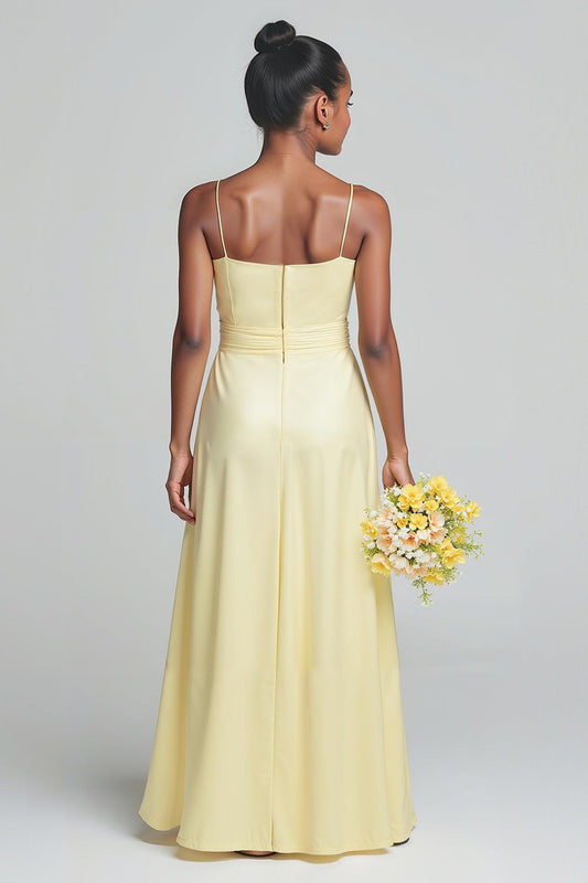 Robe longue de demoiselle d'honneur en satin narcisse à fines bretelles