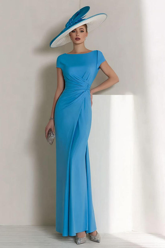 Robe fourreau en mousseline bleue avec encolure bateau et fronces pour la mère de la mariée