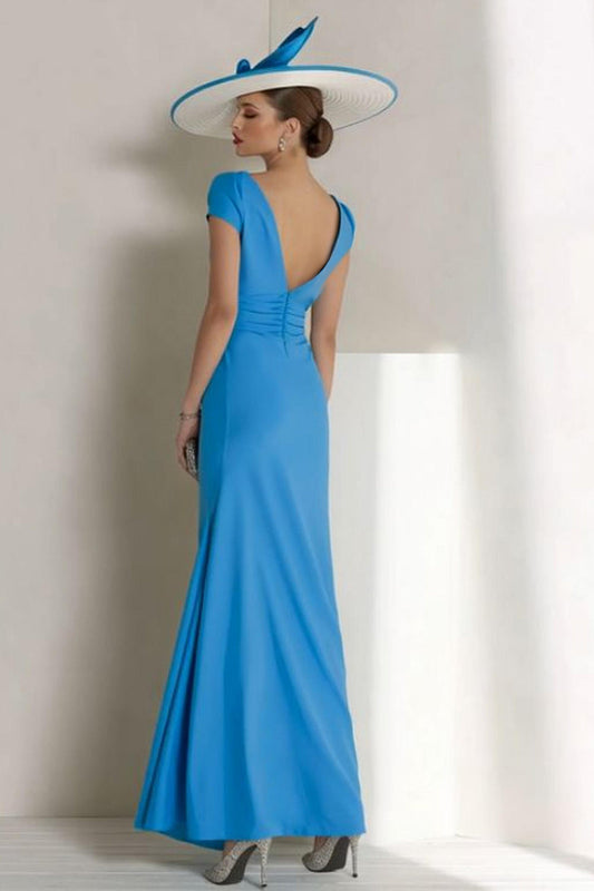 Robe fourreau en mousseline bleue avec encolure bateau et fronces pour la mère de la mariée