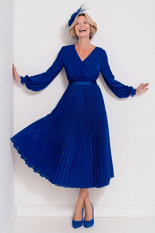 Robe de mère de la mariée bleu foncé en mousseline plissée ligne A avec décolleté en V et manches longues