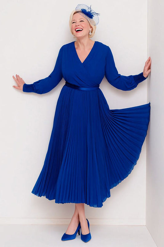 Robe de mère de la mariée bleu foncé en mousseline plissée ligne A avec décolleté en V et manches longues