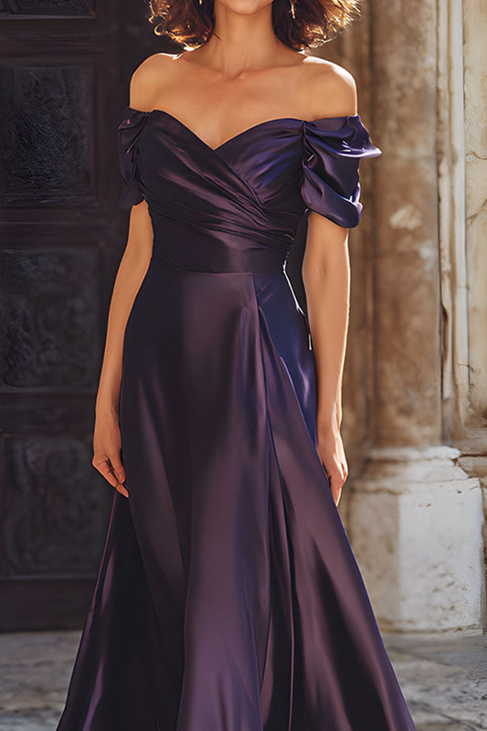 Robe longue en satin prune avec fourreau et épaules dénudées pour la mère de la mariée