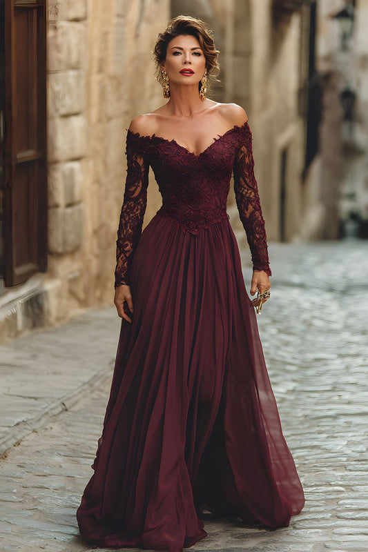 Une robe longue de mère de la mariée, coupe A, en crêpe, à épaules dénudées, avec dentelle