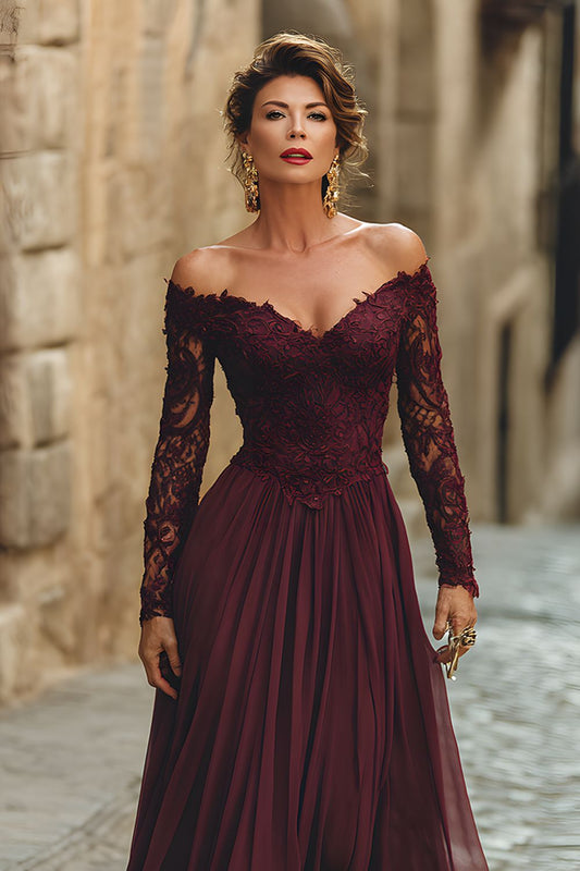 Une robe longue de mère de la mariée, coupe A, en crêpe, à épaules dénudées, avec dentelle