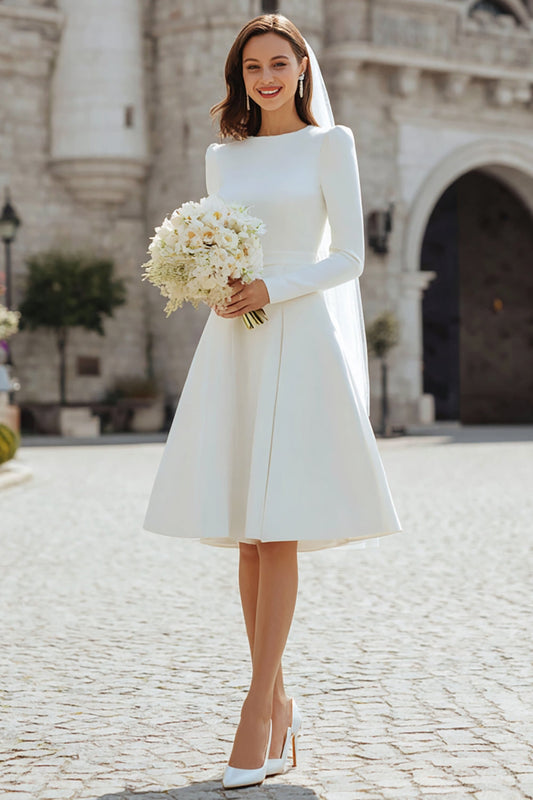 Robe de fiançailles mi-longue en satin ivoire coupe trapèze