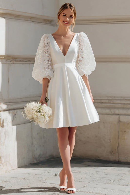 Robe de fiançailles courte ivoire en ligne A avec décolleté en V et appliques