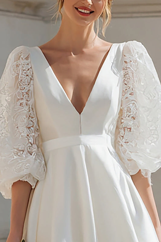 Robe de fiançailles courte ivoire en ligne A avec décolleté en V et appliques