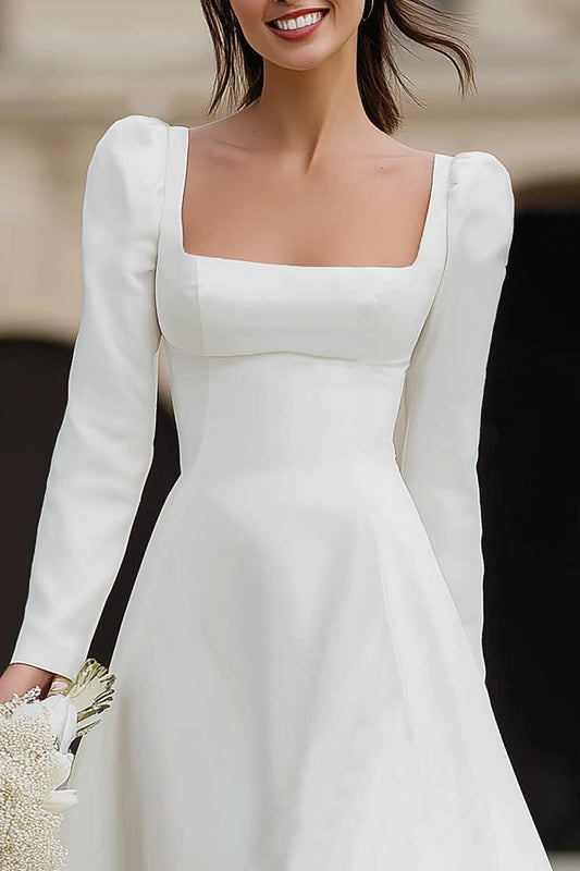 Vestido de novia de satén color marfil con cuello cuadrado, manga larga, corte en A y volantes