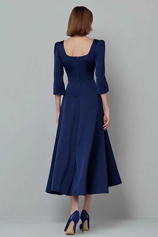 Robe de travail mi-longue en satin coupe trapèze bleu marine à col carré