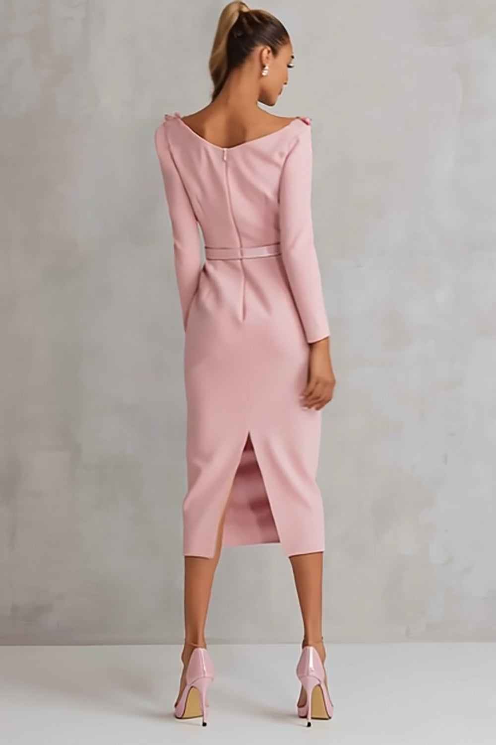 Robe de travail fourreau mi-longue rose avec col bateau et appliques