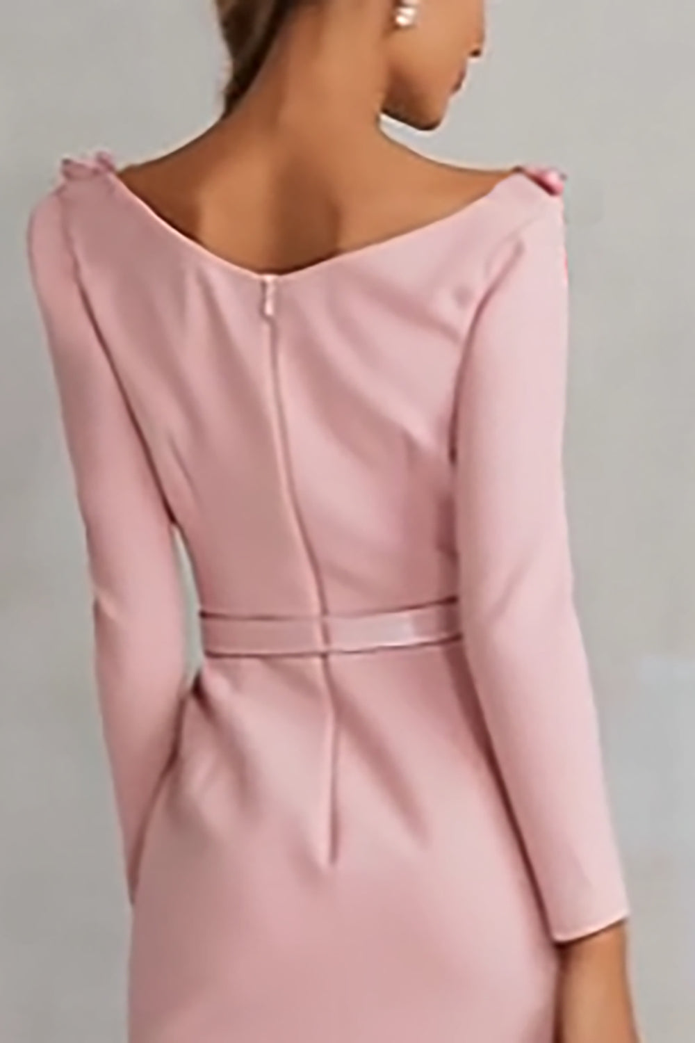 Robe de travail fourreau mi-longue rose avec col bateau et appliques