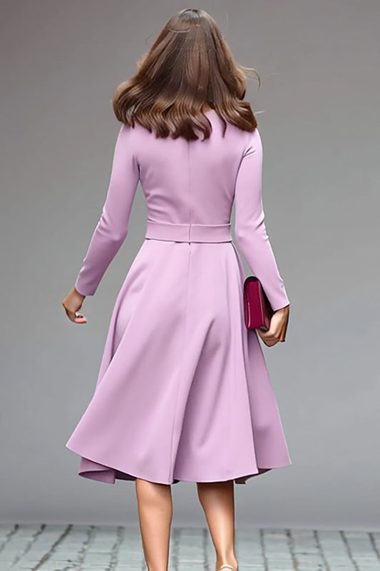 Robe de travail midi évasée à col rond lilas avec ceinture