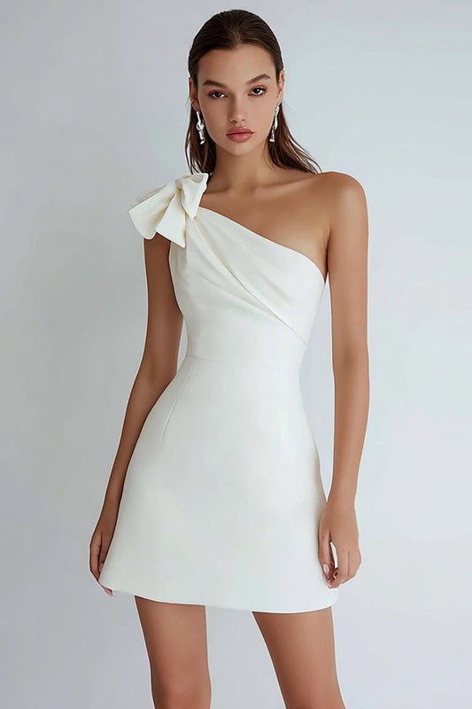 Robe Courte Blanche Asymétrique Coupe Trapèze avec Nœud