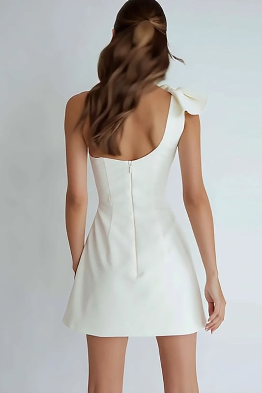 Robe Courte Blanche Asymétrique Coupe Trapèze avec Nœud