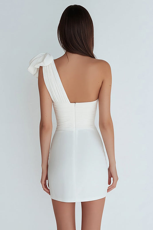 Petite robe blanche moulante froncée asymétrique